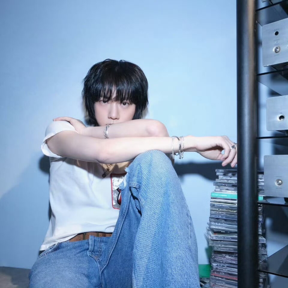 250421
金硕珍更新ins