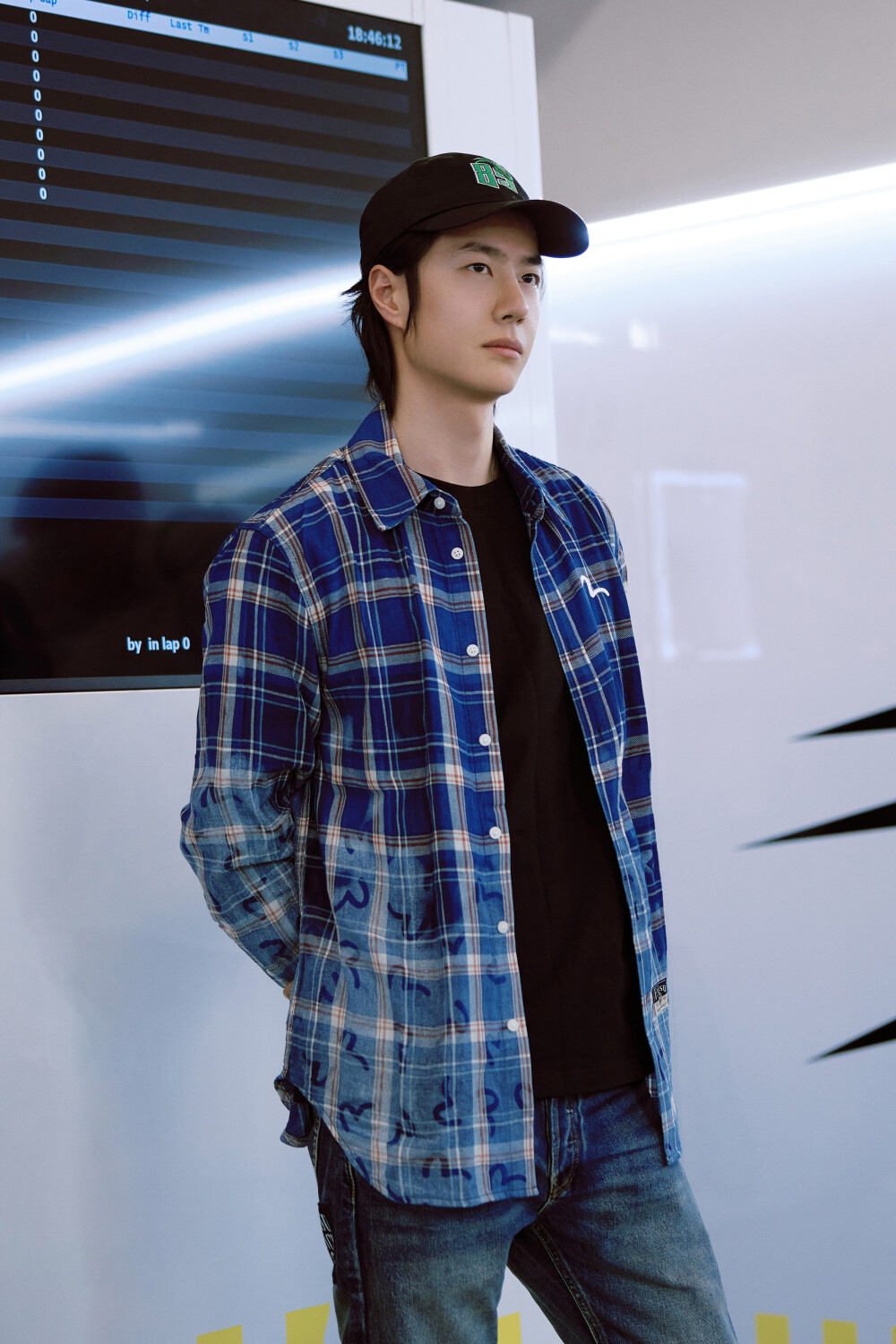 YIBO-OFFICIAL：
#YIBO MOMENT# 
未知赛道，用速度书写全新篇章，记录P房内的专注时刻！@UNIQ-王一博 
今日继续☀ ​​​