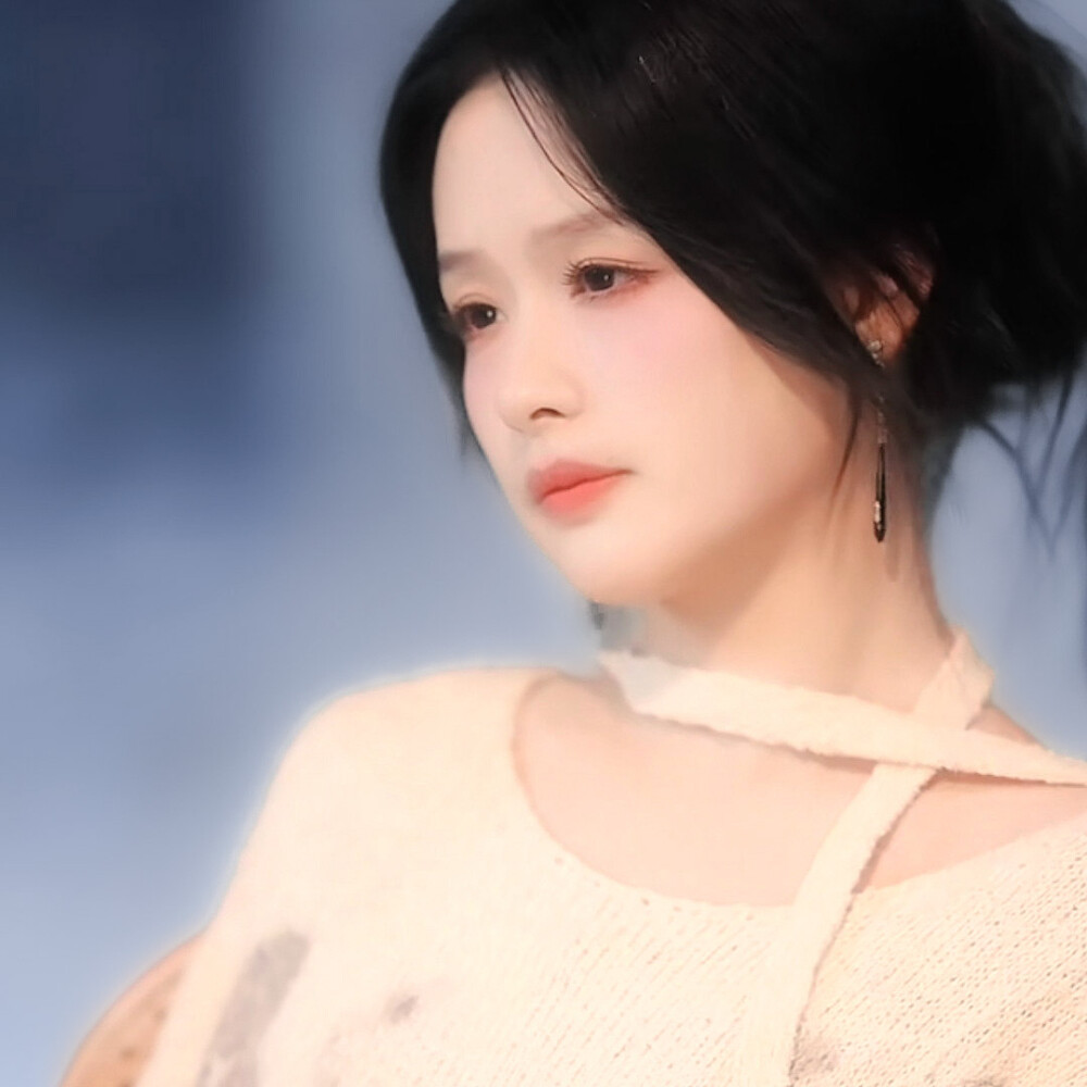 
她不是西子城的西子 她是妖都的野王 旷野鹿王