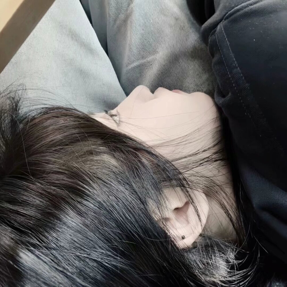 ，