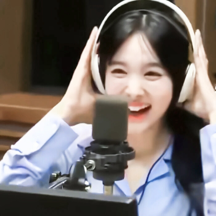 在听什么。
二改自扯扯裙边。