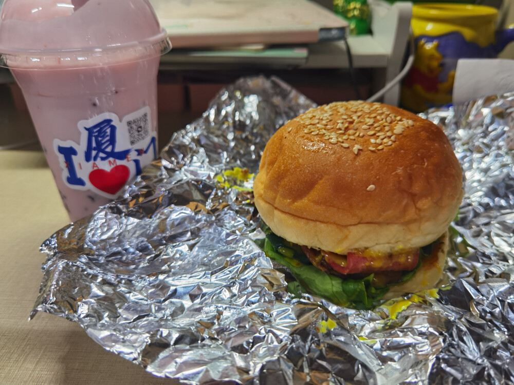 汉堡。紫米酸奶