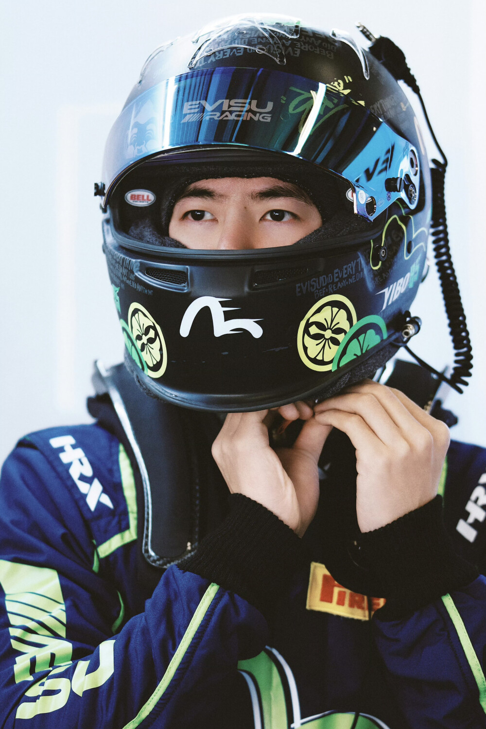 YIBO-OFFICIAL：
「赛前试车DAY 1」
校准每一寸神经，感受极致的冲刺，
踩下油门燃擎进发！@UNIQ-王一博 ​​​