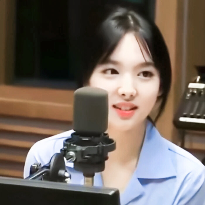 在听什么。
二改自扯扯裙边。