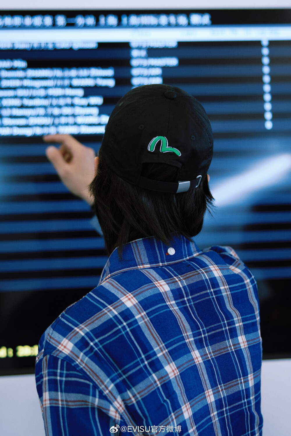 EVISU：
全力备赛，迎接新挑战
85号赛车手@UNIQ-王一博 蓄势待发
#EVISU# 型装加持
海鸥标识注入热爱能量
格纹之间藏匿沉稳锋芒
#王一博全速一博# #EVISU携手一博燃擎进阶# #EVISU独家签约赛车手王一博# #PlayWithEVISU# #王一博上海首战# #王一博新比赛预告# ​​​