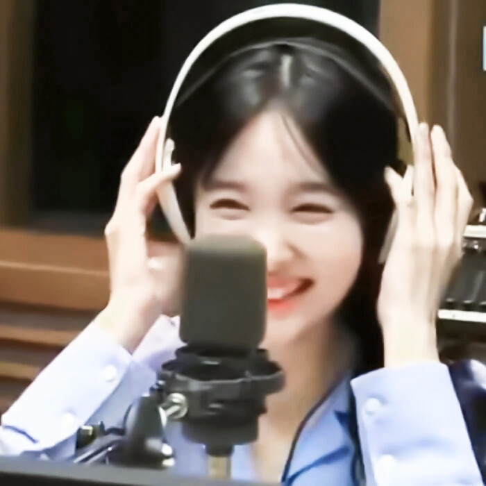 在听什么。
二改自扯扯裙边。