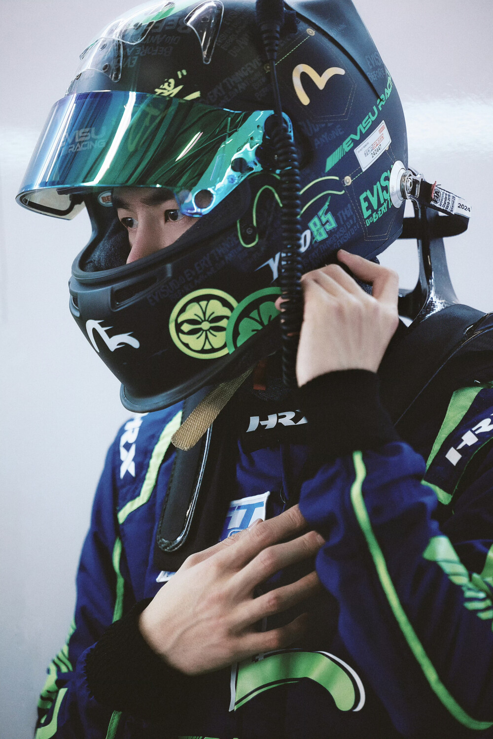 YIBO-OFFICIAL：
「赛前试车DAY 1」
校准每一寸神经，感受极致的冲刺，
踩下油门燃擎进发！@UNIQ-王一博 ​​​