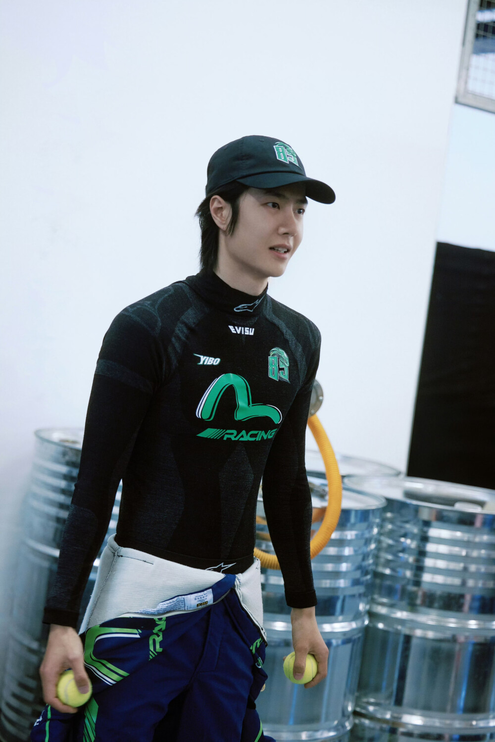 YIBO-OFFICIAL：
「赛前试车DAY 1」
校准每一寸神经，感受极致的冲刺，
踩下油门燃擎进发！@UNIQ-王一博 ​​​