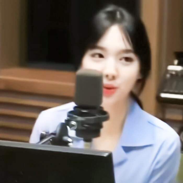 在听什么。
二改自扯扯裙边。