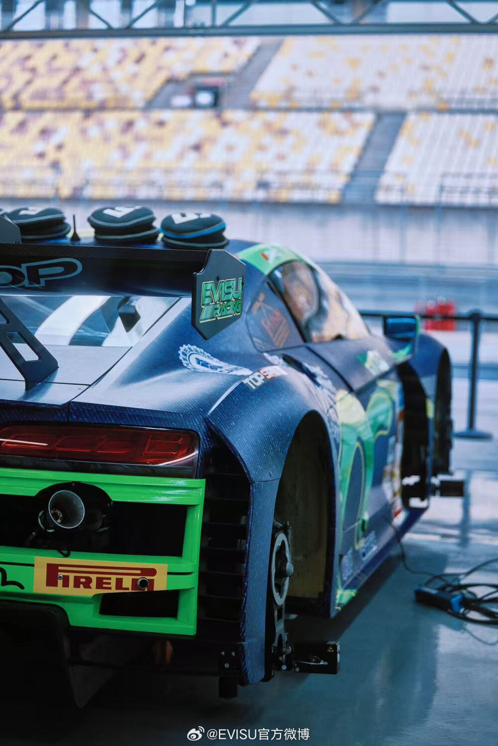 EVISU：
全力备赛，迎接新挑战
85号赛车手@UNIQ-王一博 蓄势待发
#EVISU# 型装加持
海鸥标识注入热爱能量
格纹之间藏匿沉稳锋芒
#王一博全速一博# #EVISU携手一博燃擎进阶# #EVISU独家签约赛车手王一博# #PlayWithEVISU# #王一博上海首战# #王一博新比赛预告# ​​​