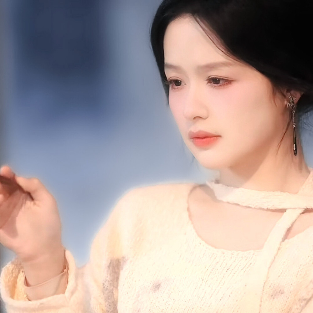 
她不是西子城的西子 她是妖都的野王 旷野鹿王