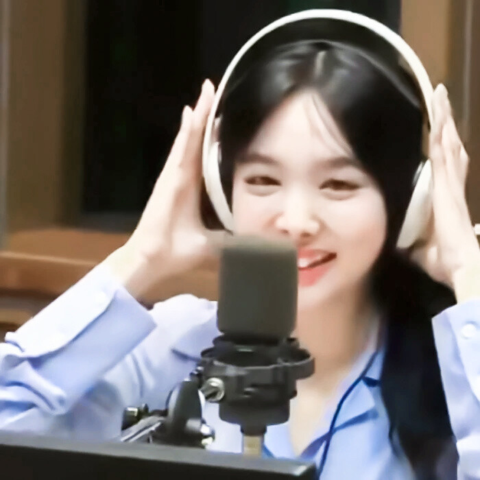 在听什么。
二改自扯扯裙边。