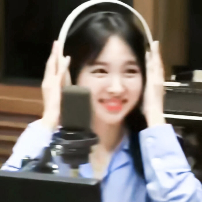 在听什么。
二改自扯扯裙边。