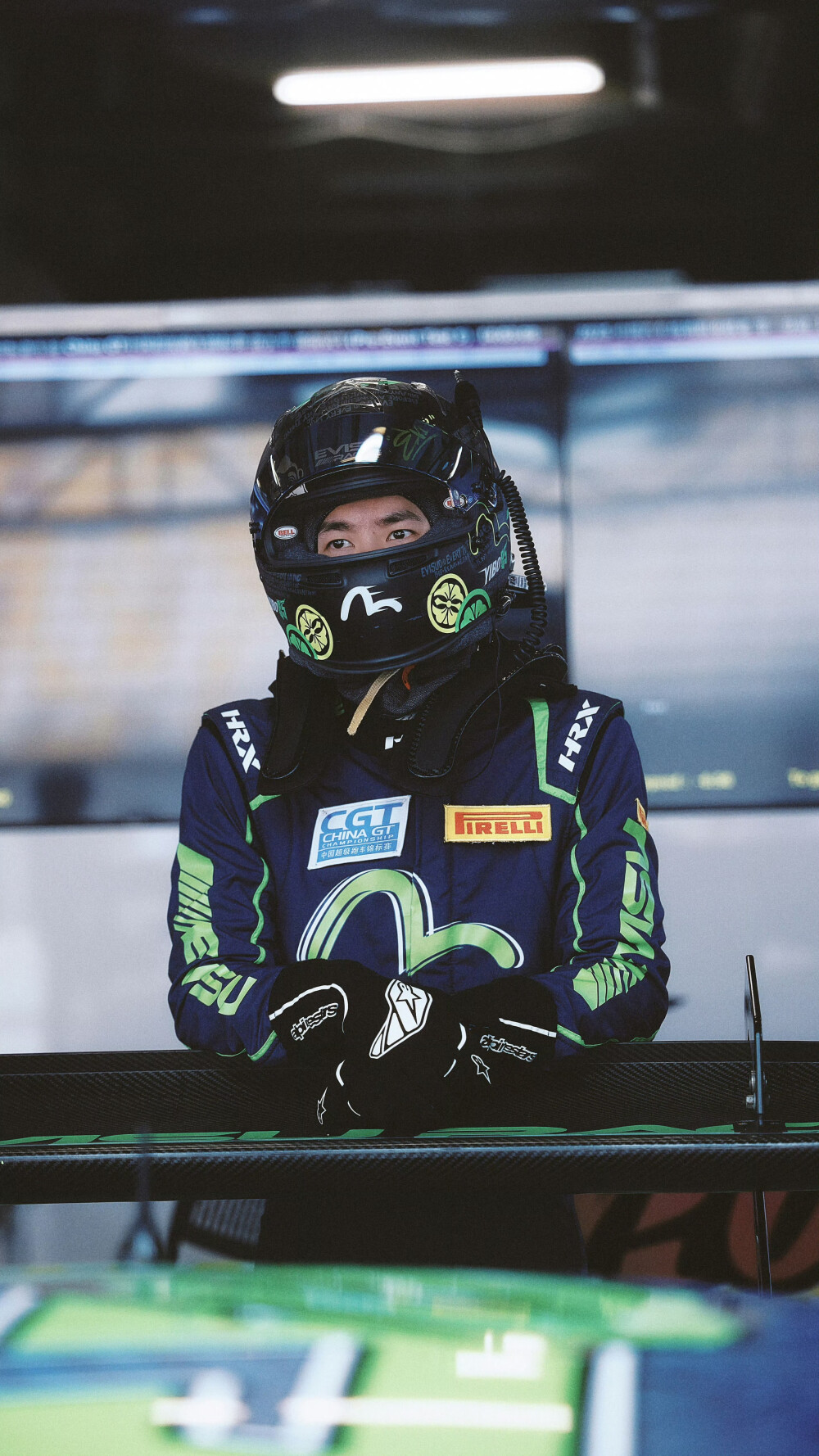 YIBO-OFFICIAL：
「赛前试车DAY 1」
校准每一寸神经，感受极致的冲刺，
踩下油门燃擎进发！@UNIQ-王一博 ​​​