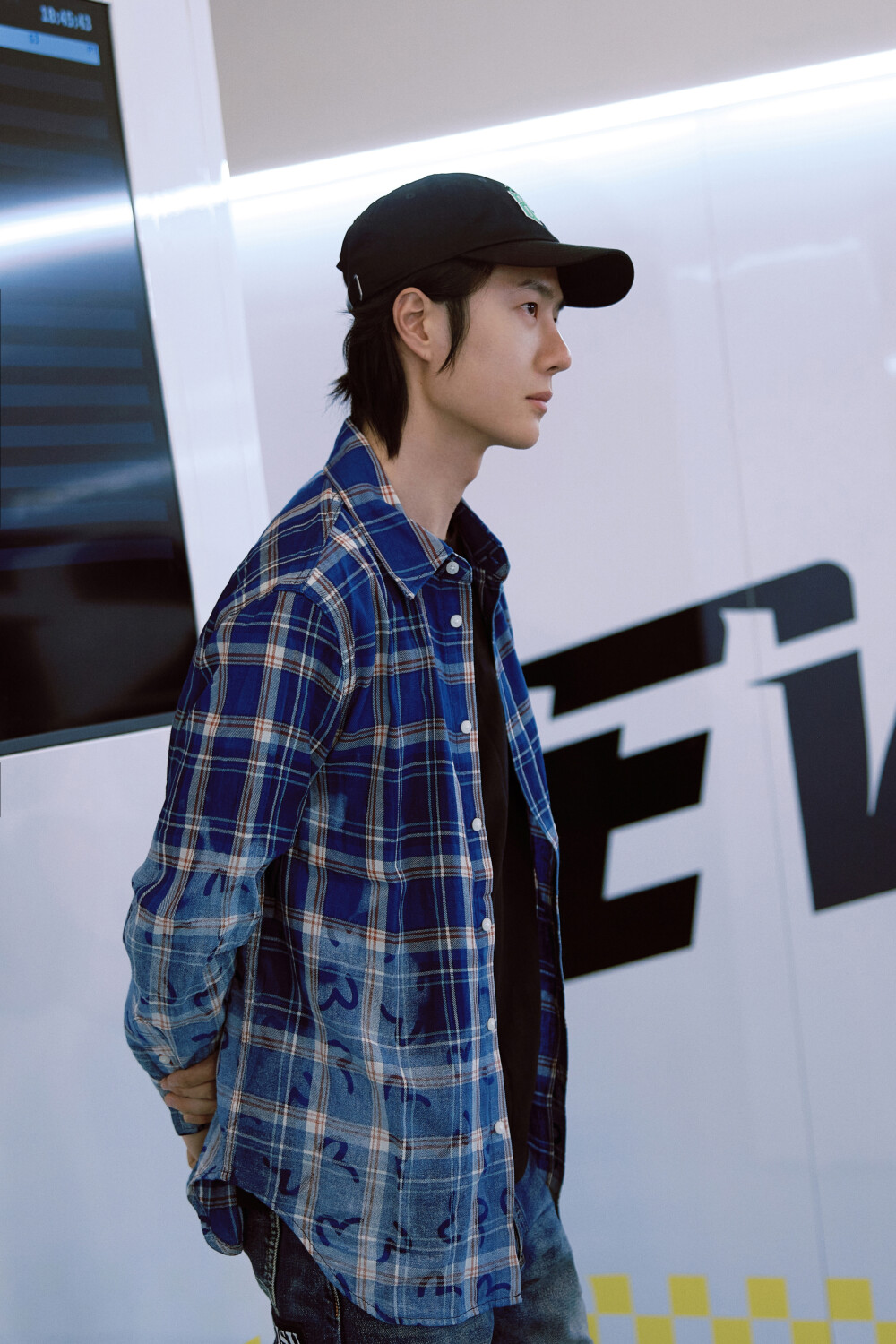 YIBO-OFFICIAL：
#YIBO MOMENT# 
未知赛道，用速度书写全新篇章，记录P房内的专注时刻！@UNIQ-王一博 
今日继续☀ ​​​