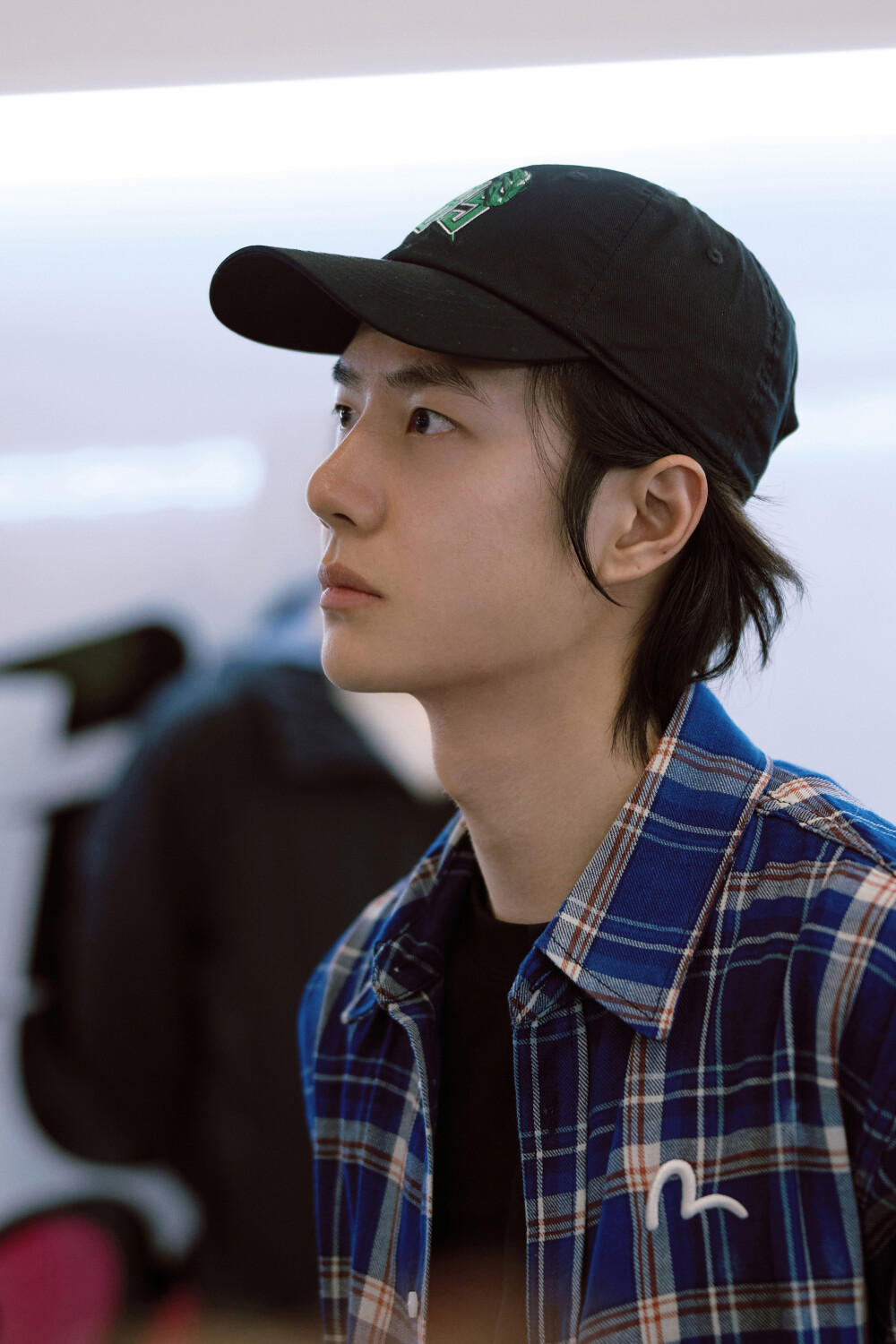 YIBO-OFFICIAL：
#YIBO MOMENT# 
未知赛道，用速度书写全新篇章，记录P房内的专注时刻！@UNIQ-王一博 
今日继续☀ ​​​