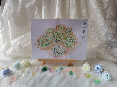 26 奶油黄桃（绘画 | 水彩 | 果花甘02）
2018.06.02
奶油黄桃与玉蝶有几分相像，叶子较薄，但是叶缘红色，很细，有红尖。
在百科上看到普通的奶油黄桃，有点失望。并不惊艳的造型，整体灰绿灰绿的。不甘心，一直搜…