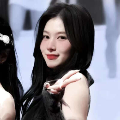 我们坐在岩石上看海，或许我们就会在头顶岩石相爱