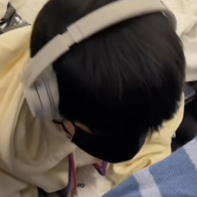 侧脸美神。。