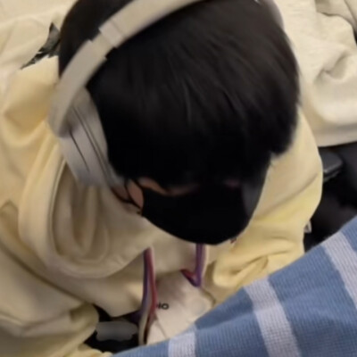侧脸美神。。