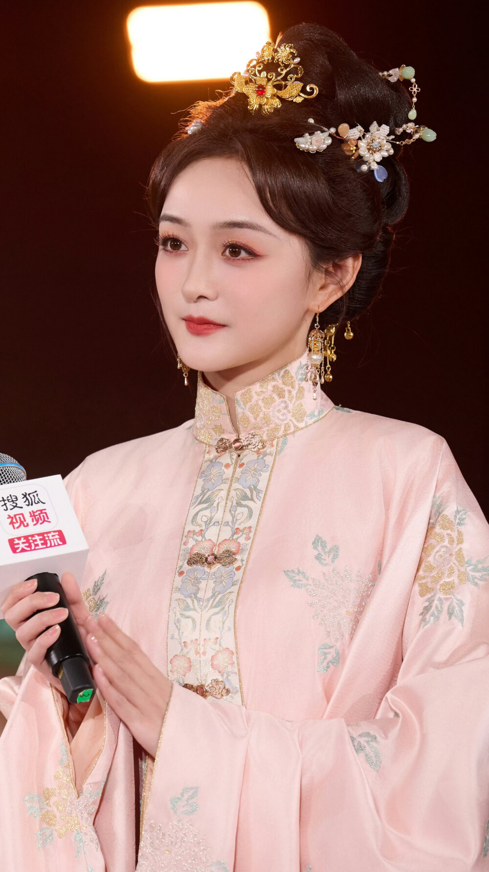 何泓姗
