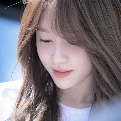 安喜延
把远行的影象塞进蓝色的风
