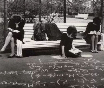 上世纪60年代末，苏联女大学生在公园里复习功课准备考试。