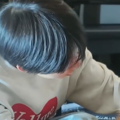侧脸美神。。