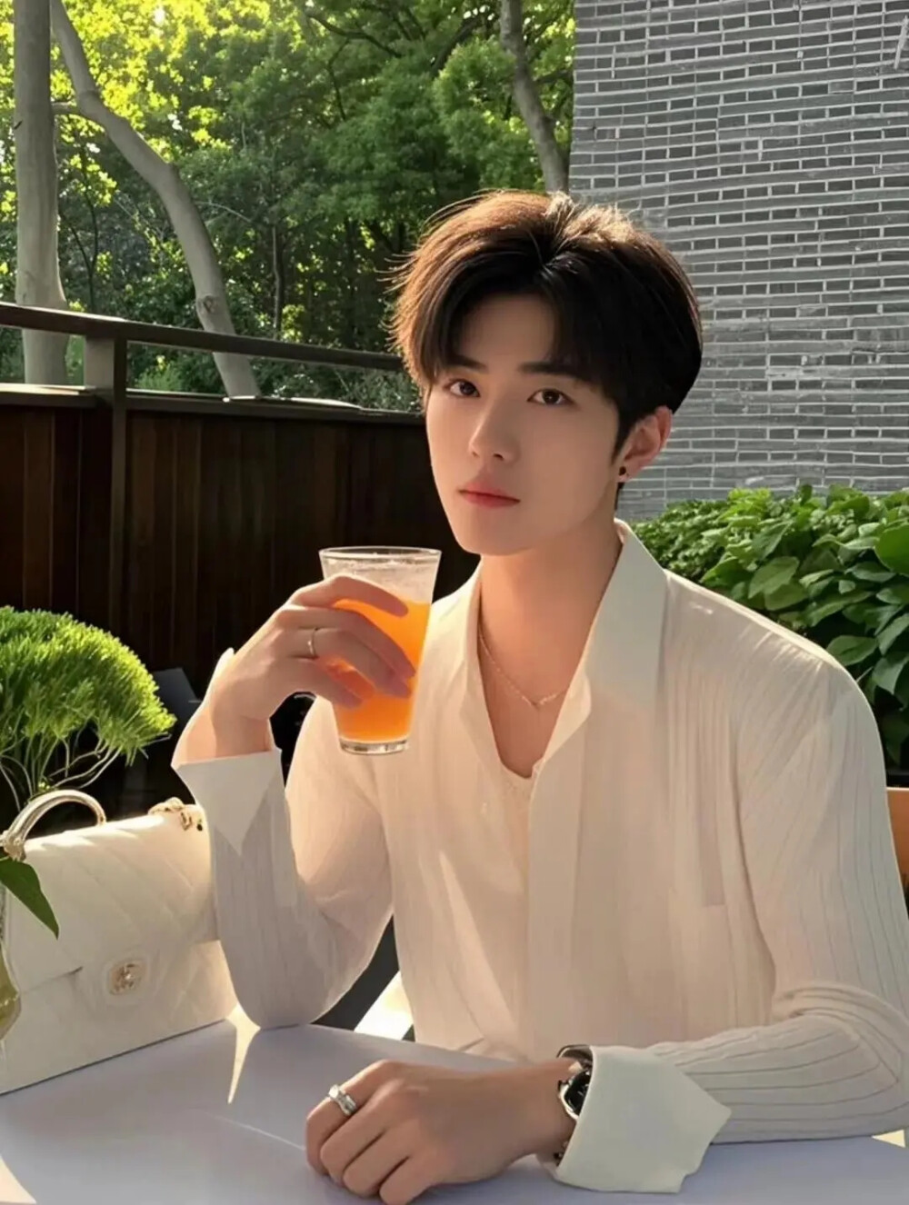 日出东方落于西，朝思暮想念于你。