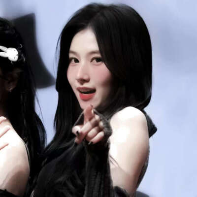 我们坐在岩石上看海，或许我们就会在头顶岩石相爱