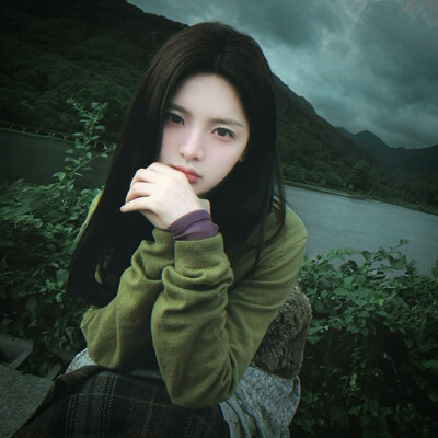 杨超越
有些许冰得刺骨的雾气没过我的鼻腔，久久不落水的柏林，那一天却在你的眼底下着一场不息的大雨.