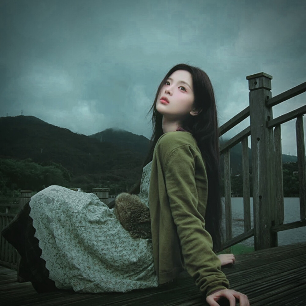 杨超越
有些许冰得刺骨的雾气没过我的鼻腔，久久不落水的柏林，那一天却在你的眼底下着一场不息的大雨.