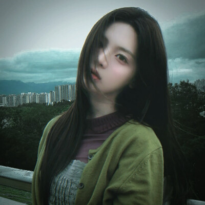 杨超越
有些许冰得刺骨的雾气没过我的鼻腔，久久不落水的柏林，那一天却在你的眼底下着一场不息的大雨.