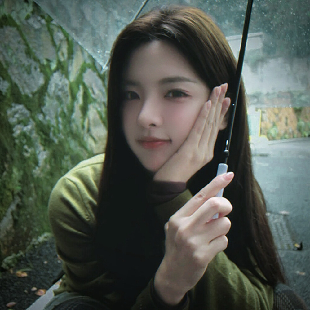 杨超越
有些许冰得刺骨的雾气没过我的鼻腔，久久不落水的柏林，那一天却在你的眼底下着一场不息的大雨.