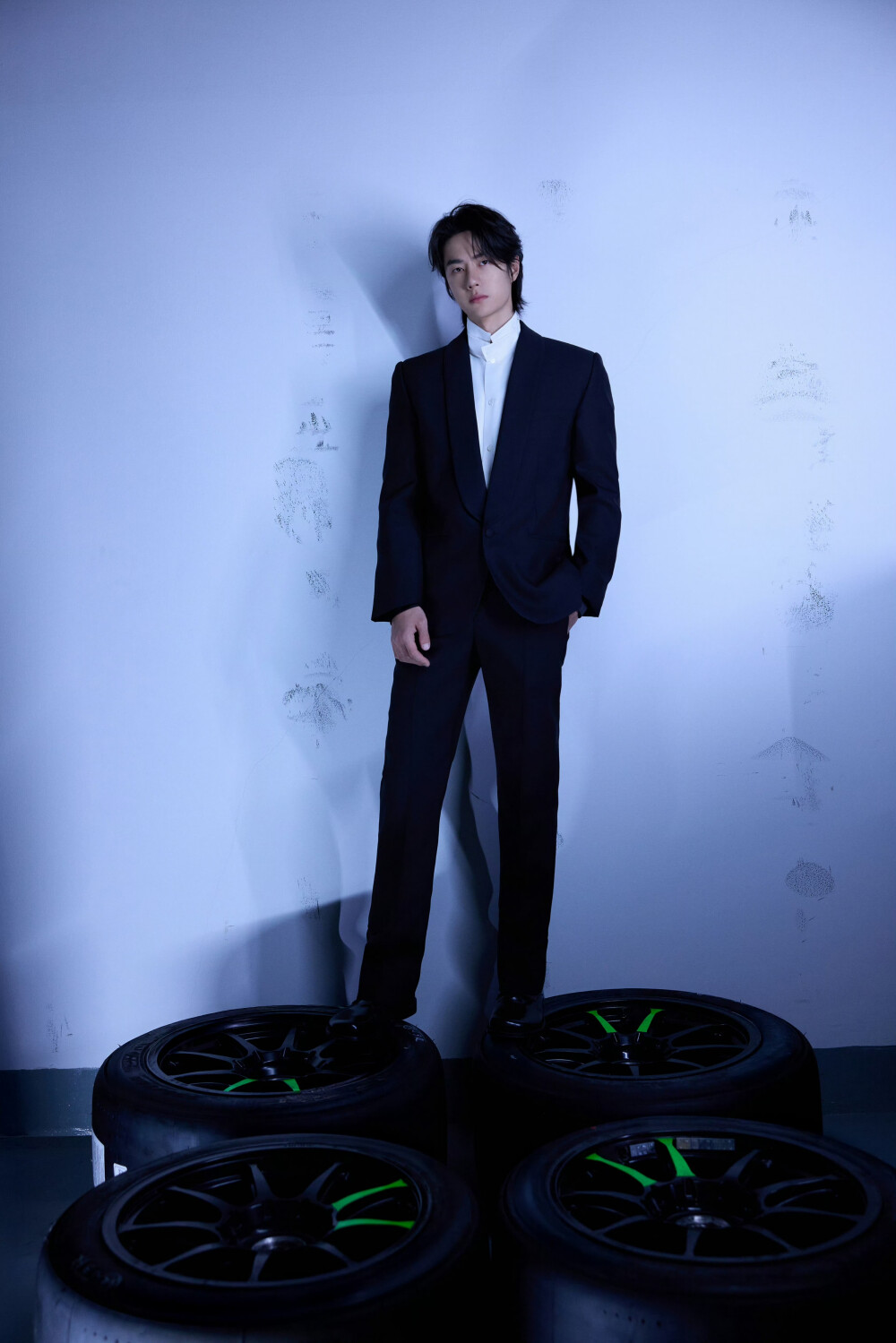 YIBO-OFFICIAL：
#第二十届中国电影华表奖#
目光笃定，沉稳持重。青年演员@UNIQ-王一博 出席第二十届中国电影华表奖颁奖活动。抚平时间的褶皱，纷杂里寻一处静谧，以赤诚之心赴影人之约，借光影叙事构建银幕盛景，今晚共聚岛城睹时代风采。 ​​​