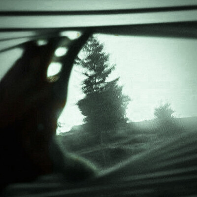 杨超越
有些许冰得刺骨的雾气没过我的鼻腔，久久不落水的柏林，那一天却在你的眼底下着一场不息的大雨.