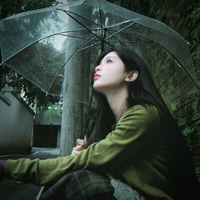 杨超越
有些许冰得刺骨的雾气没过我的鼻腔，久久不落水的柏林，那一天却在你的眼底下着一场不息的大雨.