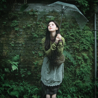 杨超越
有些许冰得刺骨的雾气没过我的鼻腔，久久不落水的柏林，那一天却在你的眼底下着一场不息的大雨.