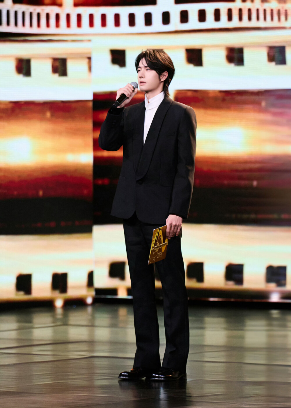 YIBO-OFFICIAL：
#第二十届中国电影华表奖#
以昂扬之姿续写时代烙印，以虔诚之心雕琢光影艺术，青年演员@UNIQ-王一博 会继续努力，奋进力行！ ​​​