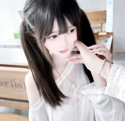 ，