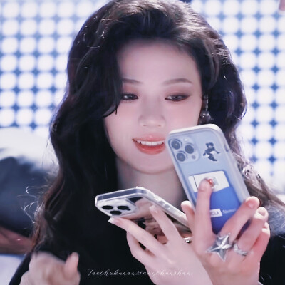 单依纯.