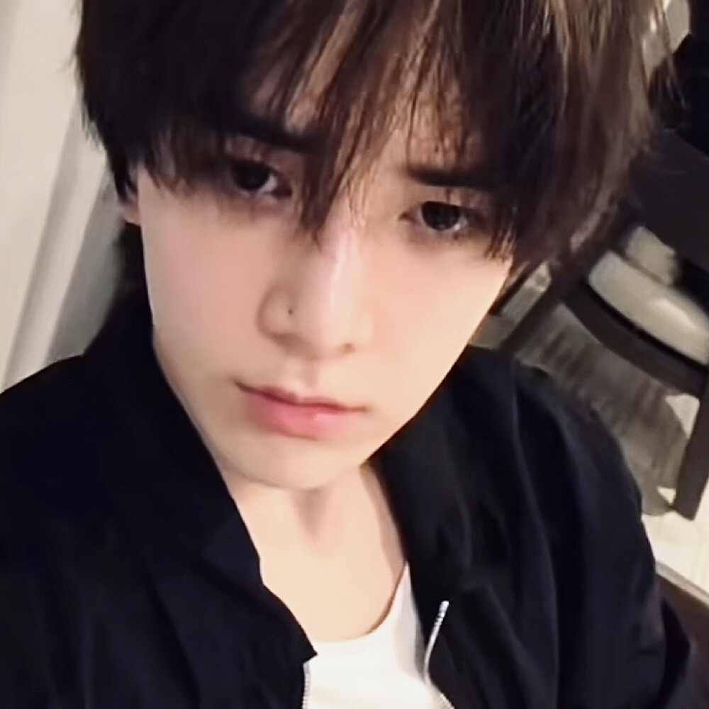 你的外套还留在我家的客厅里面