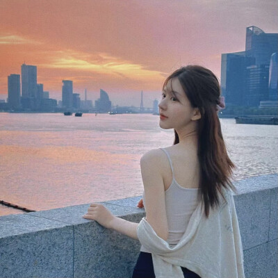 - ʸᵒᵘ ᵃʳᵉ ˢᵗⁱˡˡ ᵗʰᵉ ʳᵉᵃˢᵒⁿ ᶠᵒʳ ᵐᵉ ᵗᵒ ᵇᵉ ᵍᵉⁿᵗˡᵉ ᵗᵒ ᵗʰᵉ ʷᵒʳˡᵈ.-
你是让我对世界温柔的理由。#虞书欣##赵露思#＃鞠婧祎＃
cr：图一 摇滚小鱼yu