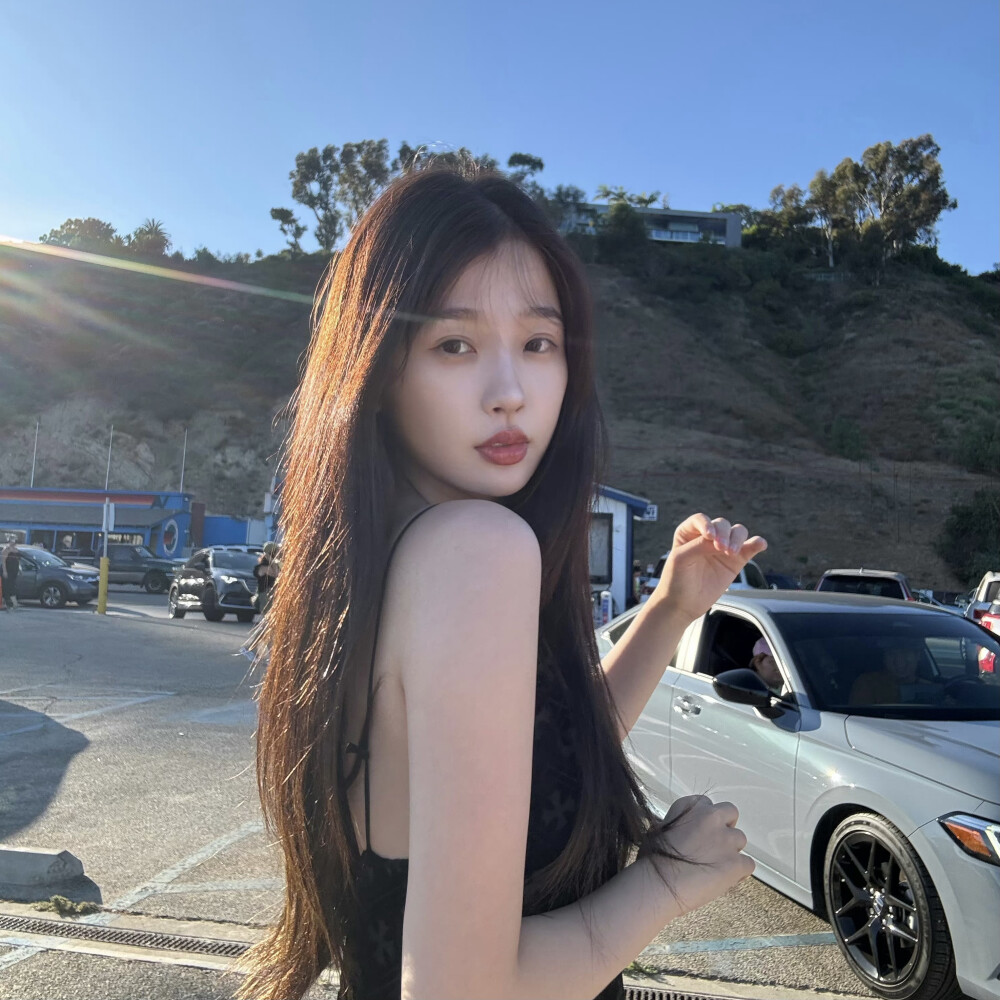 - ʸᵒᵘ ᵃʳᵉ ˢᵗⁱˡˡ ᵗʰᵉ ʳᵉᵃˢᵒⁿ ᶠᵒʳ ᵐᵉ ᵗᵒ ᵇᵉ ᵍᵉⁿᵗˡᵉ ᵗᵒ ᵗʰᵉ ʷᵒʳˡᵈ.-
你是让我对世界温柔的理由。#虞书欣##赵露思#＃鞠婧祎＃
cr：图一 摇滚小鱼yu