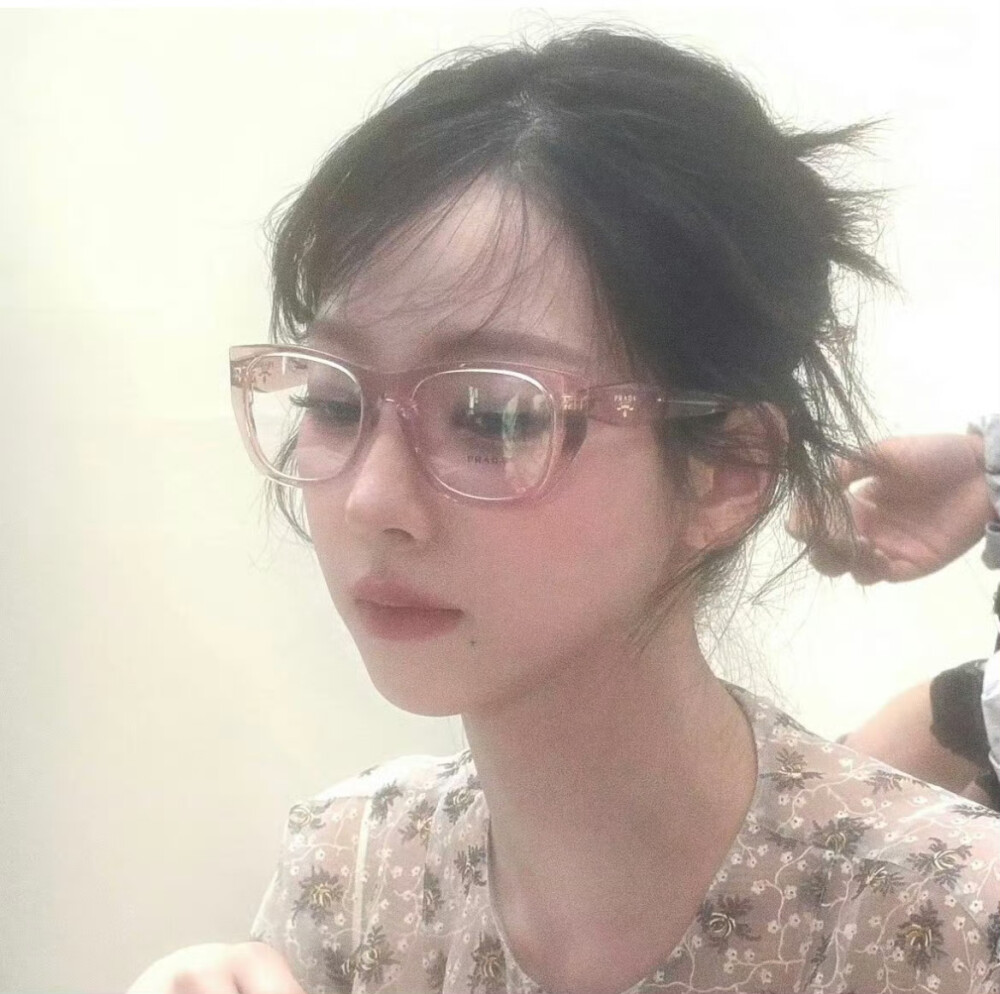 - ʸᵒᵘ ᵃʳᵉ ˢᵗⁱˡˡ ᵗʰᵉ ʳᵉᵃˢᵒⁿ ᶠᵒʳ ᵐᵉ ᵗᵒ ᵇᵉ ᵍᵉⁿᵗˡᵉ ᵗᵒ ᵗʰᵉ ʷᵒʳˡᵈ.-
你是让我对世界温柔的理由。#虞书欣##赵露思#＃鞠婧祎＃
cr：图一 摇滚小鱼yu