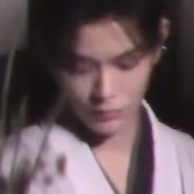 这个小哥哥拿什么输