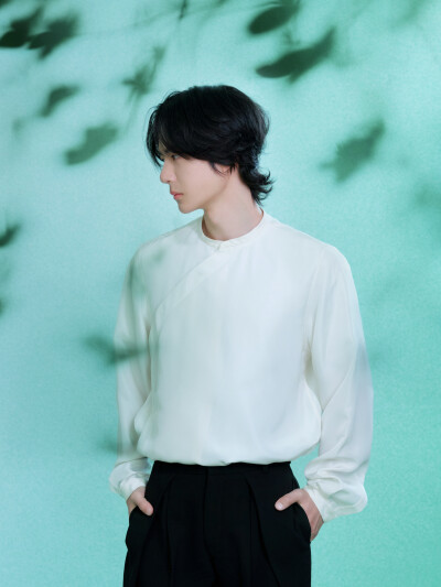YIBO-OFFICIAL：
枝蔓轻摇，映照一湾澄澈，捕捉一瞬温柔。
在春意中告别4月～ @UNIQ-王一博 ​​​
