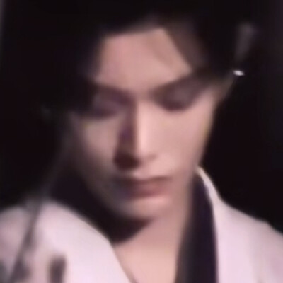 这个小哥哥拿什么输