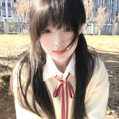 ，