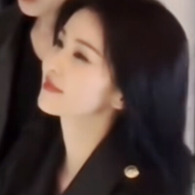她好像知道自己很迷人